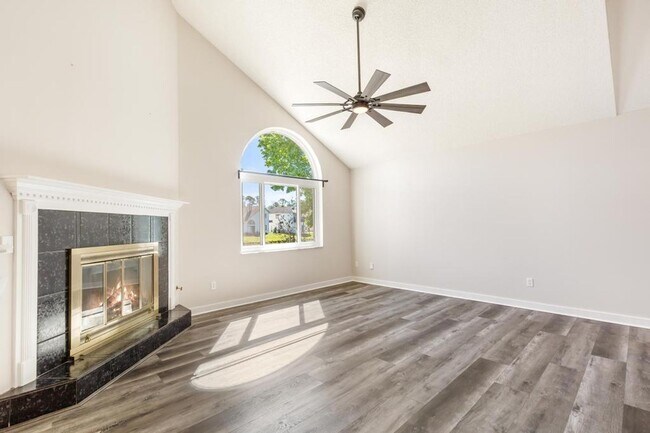 Building Photo - Charming Waterfront Home in Southside