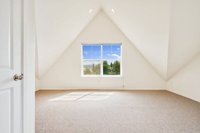 Building Photo - The Perfect Urban Escape: A Quiet, Safe 3-Bedroom Townhouse in North Queen Anne - Tour Now!
