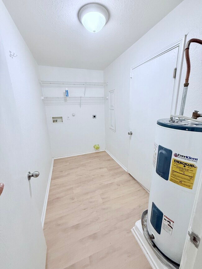 Building Photo - 9922 Kent Forest