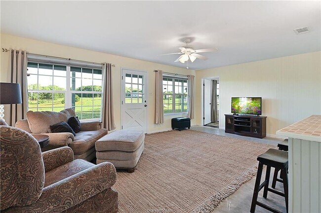 Building Photo - 7 acres with 5 bed, 3 bath less than 25 mi...