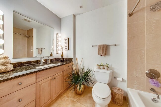Building Photo - Great 3rd Floor 2BR/2BA Condo (with Parkin...