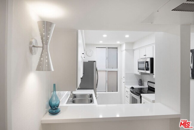 Building Photo - 943 12th St