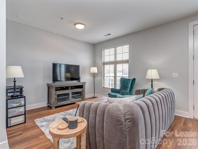 Building Photo - 1101 W 1st St