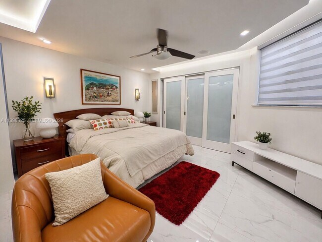 Building Photo - 2370 NE 135th St