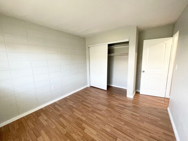 Building Photo - 1343 W Point Dr