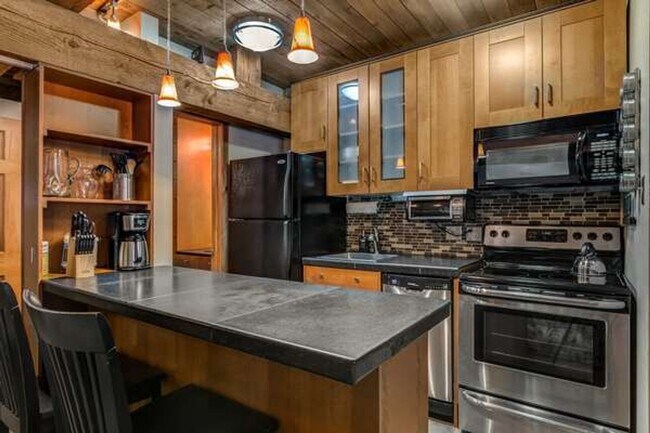 Building Photo - Charming Furnished Studio Available for Summer Stay