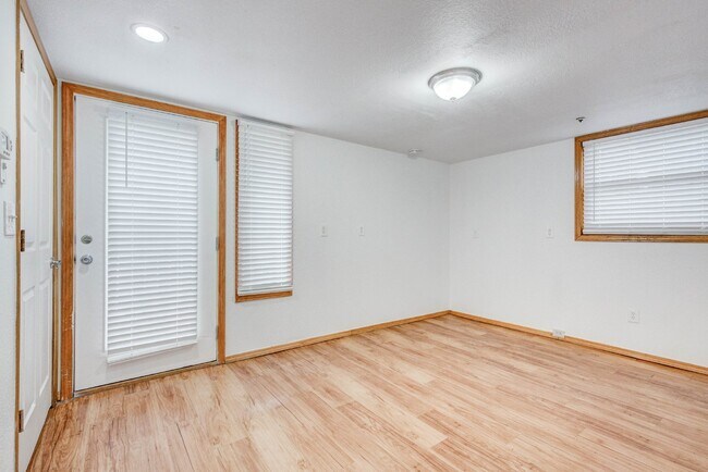 Building Photo - "Charming 3-Bedroom Haven in Boulder – Cozy 850 Sq Ft with 1.5 Baths!"