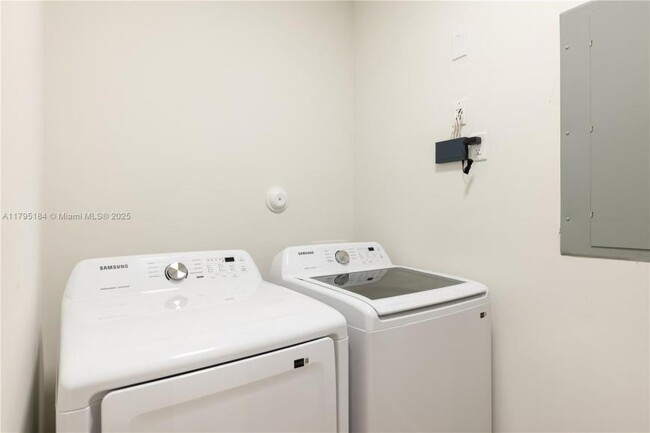 Building Photo - 3 bedroom in Miami FL 33150