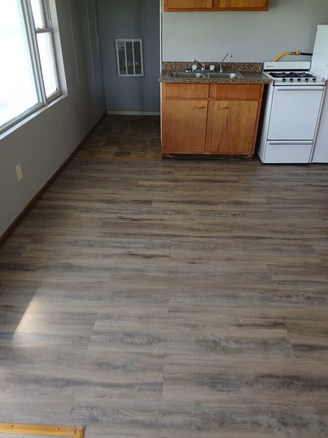 Building Photo - 758 W G Rd