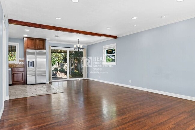 Building Photo - 1425 W Woodcrest Ave