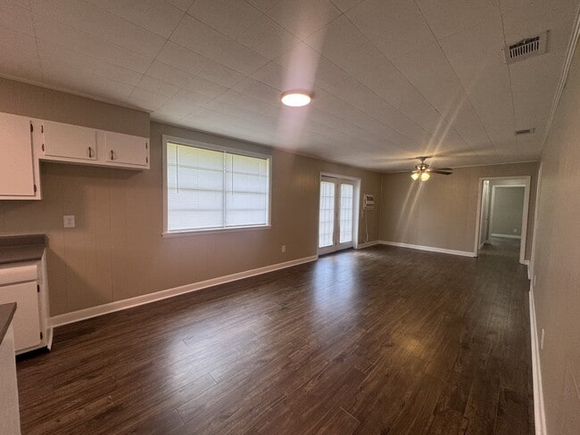 Building Photo - 900 Jungle Rd