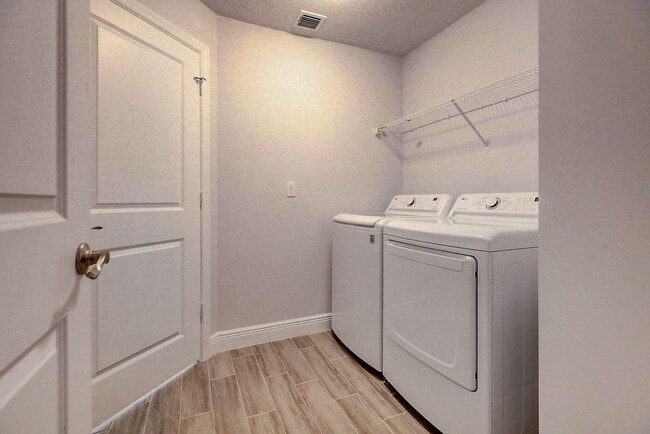 Building Photo - 2352 SW Plum Ct