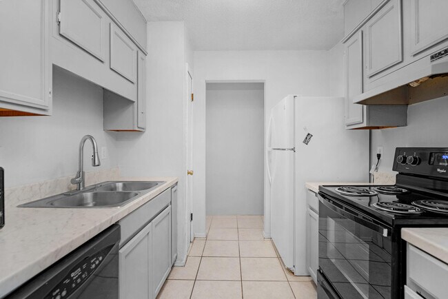 Building Photo - 1555 Green Briar Pkwy