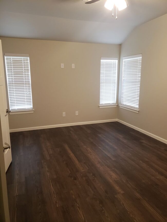 Building Photo - Welcome Home!!
