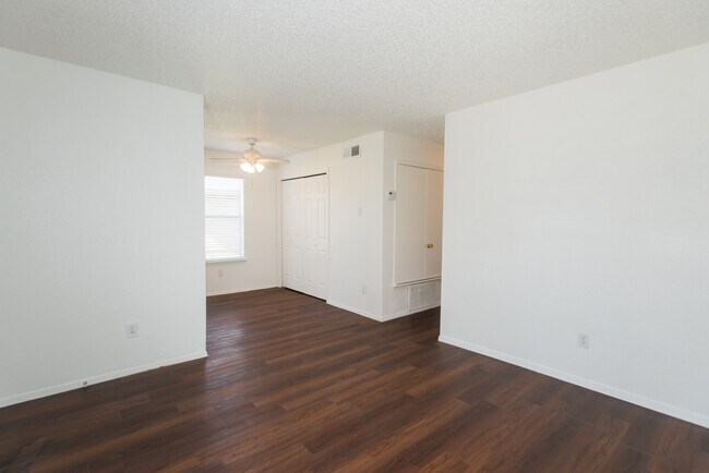 Building Photo - 6000 Tracy Lynn Ln