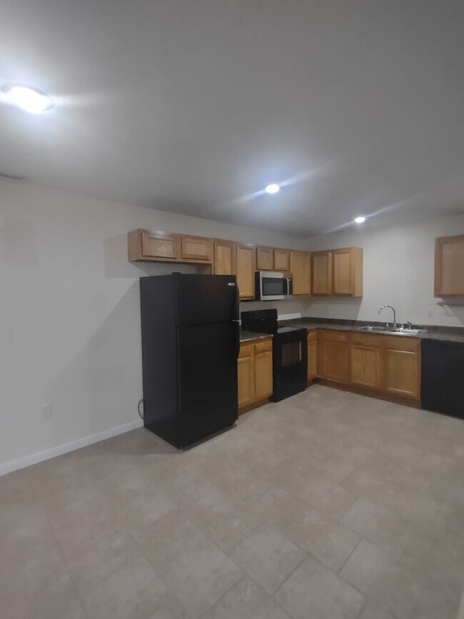 Building Photo - Center Duplex 2 Bed 1.5 Bath Benton KY