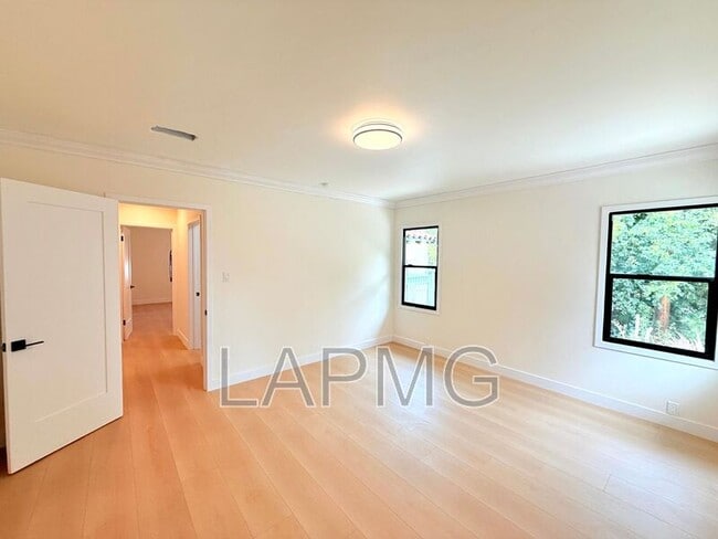 Building Photo - 6130 Whitsett Ave
