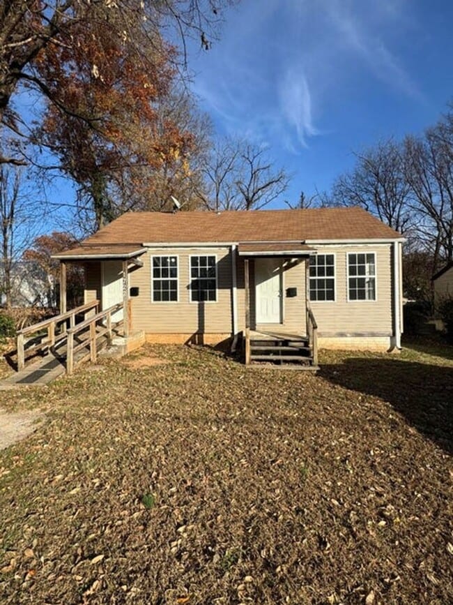 Building Photo - Great 1 bed 1 bath duplex in North Springfield. Remodeled