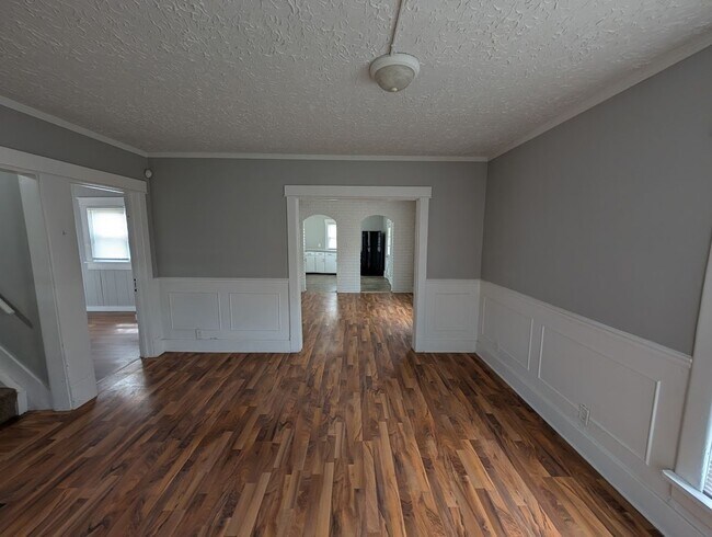 Building Photo - Spacious 3-Bedroom, 1.5-Bathroom Home with Garage – $1,550/Month - Accepting Section 8