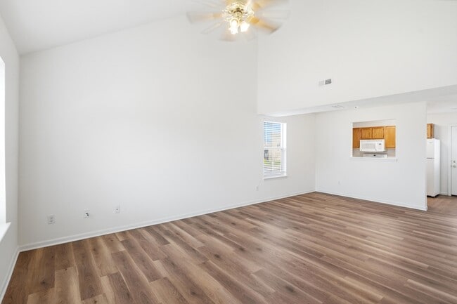 Building Photo - 2401 Northampton Dr