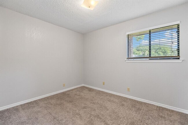 Building Photo - 506 Lakeway Dr