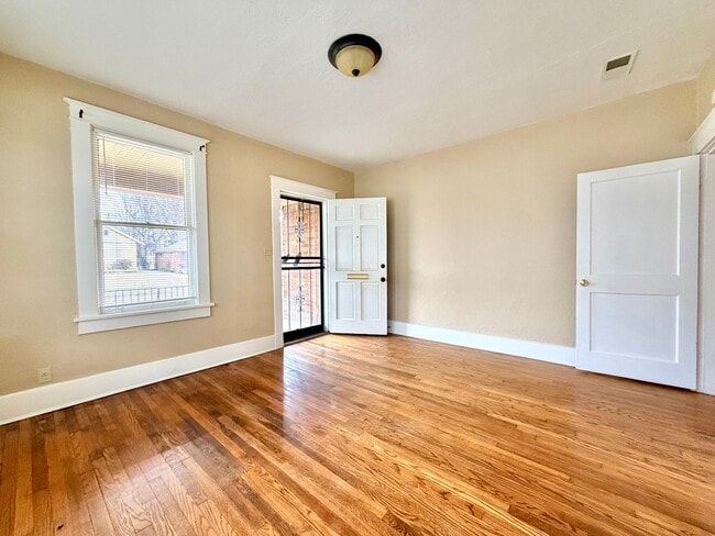 Building Photo - 831 Maury St