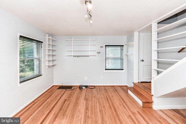 Building Photo - 1028 S Edison St