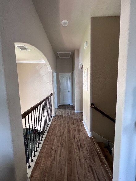Building Photo - 820 Osage Dr