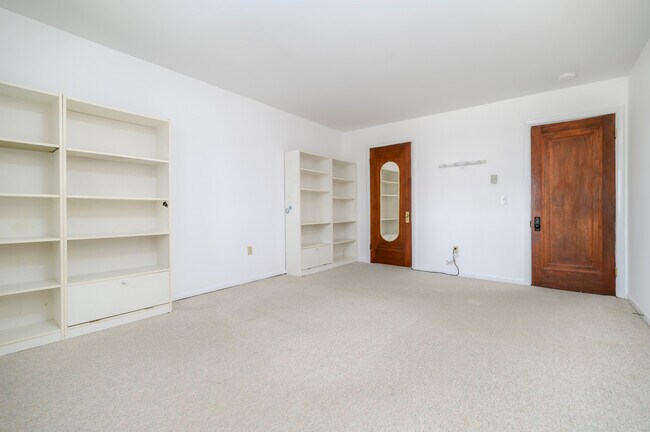 Building Photo - 185 Melba St