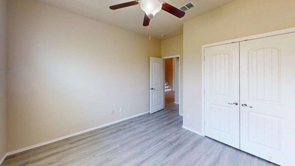 Building Photo - 400 Plum Ct