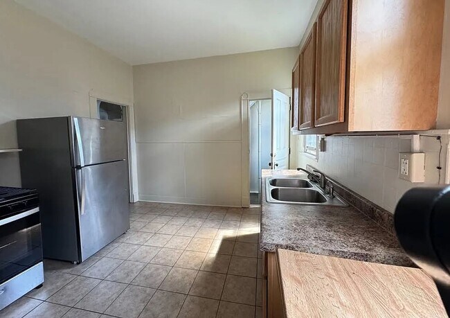 Building Photo - 205 N 18th Ave E