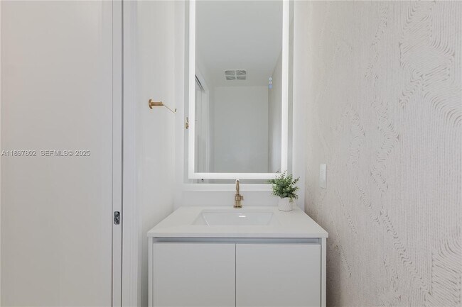 Building Photo - 700 NE 24th St