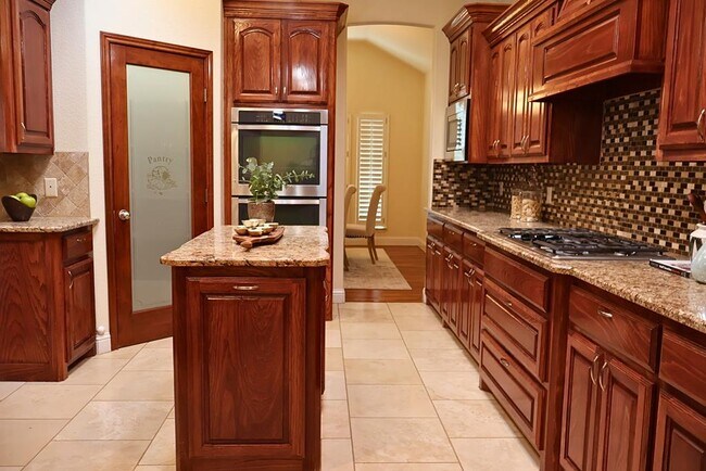 Building Photo - 2801 Savoy Pl