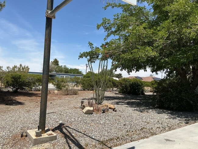 Building Photo - High Desert Retreat- 3 Bedrooms, 2 Bathroo...