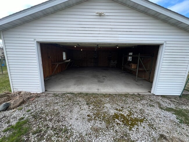 Building Photo - 2 bedroom house, huge 2 car garage, large ...