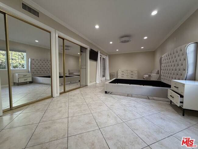 Building Photo - 10609 Reseda Blvd