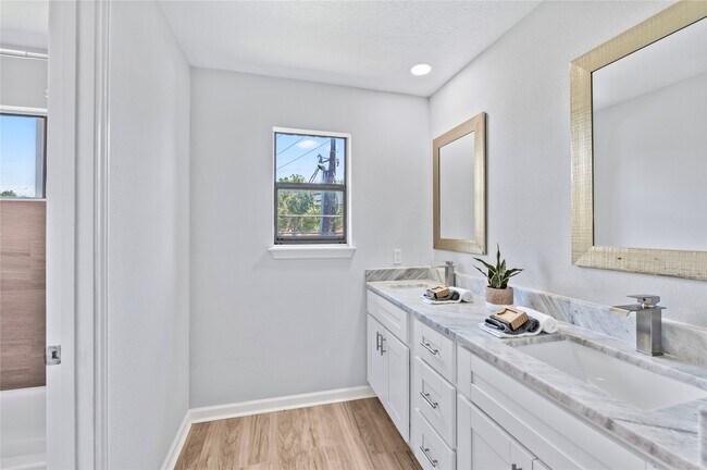 Building Photo - 911 Montview Dr