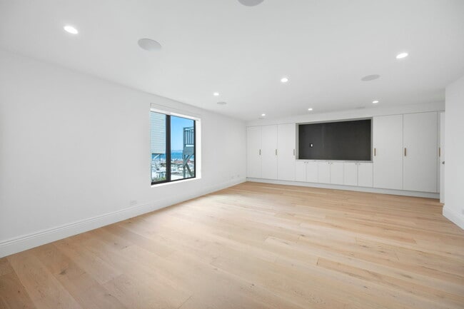 Building Photo - 1074 Filbert St