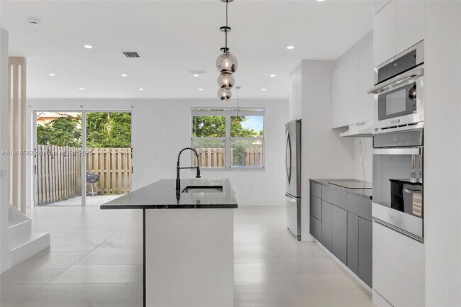 Building Photo - 964 NE 41st Pl