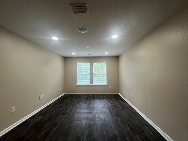 Building Photo - Stunning & Spacious  2 story home COMING S...