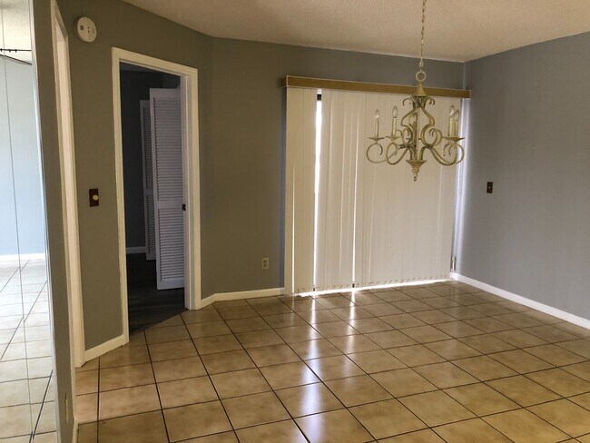 Building Photo - 2 bed 2 bath, great location