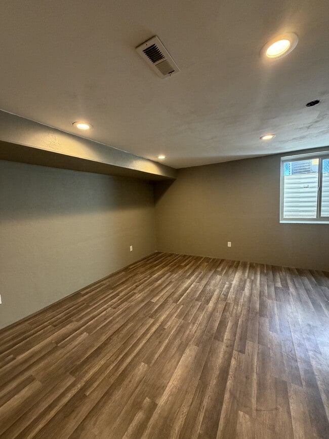 Building Photo - 574 Killarney St