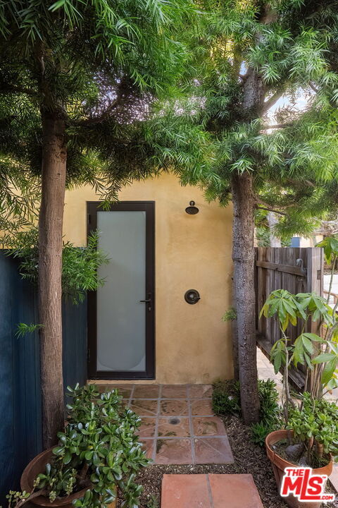 Building Photo - 2223 Cloverfield Blvd