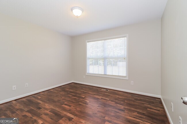 Building Photo - 13 Windrush Dr