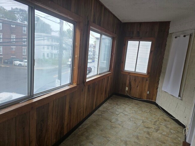 Building Photo - 4-bed Oak Square Brighton