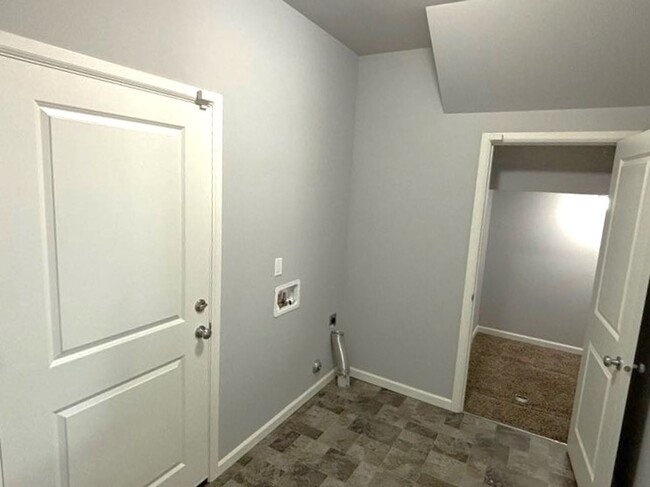 Building Photo - 4 bedroom 2.5 bathroom home in the heart o...