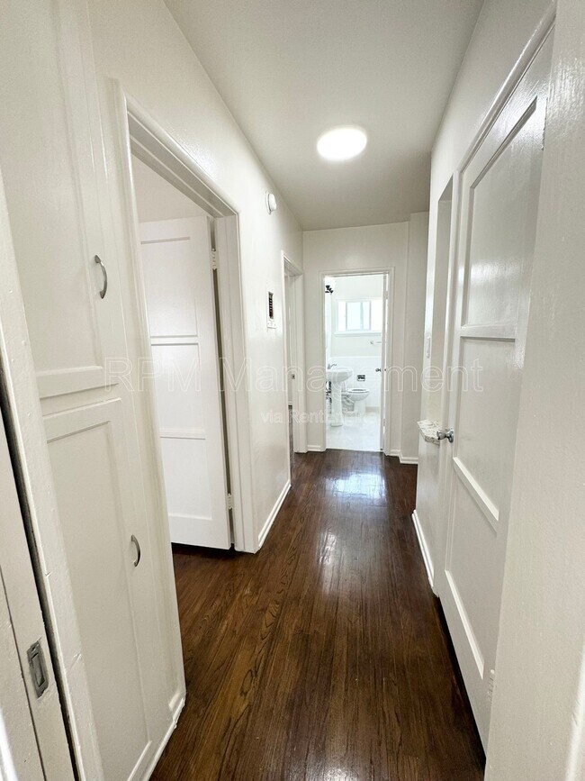 Building Photo - 905 N Sweetzer Ave