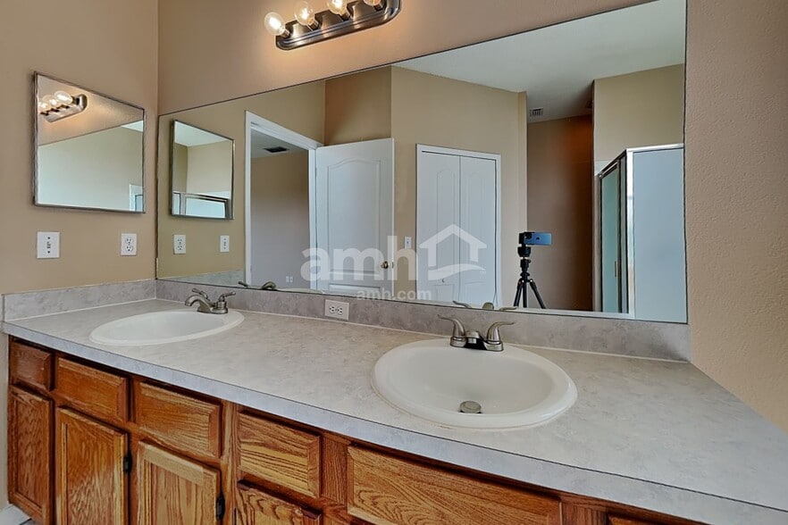 Building Photo - 443 Sand Ridge Dr