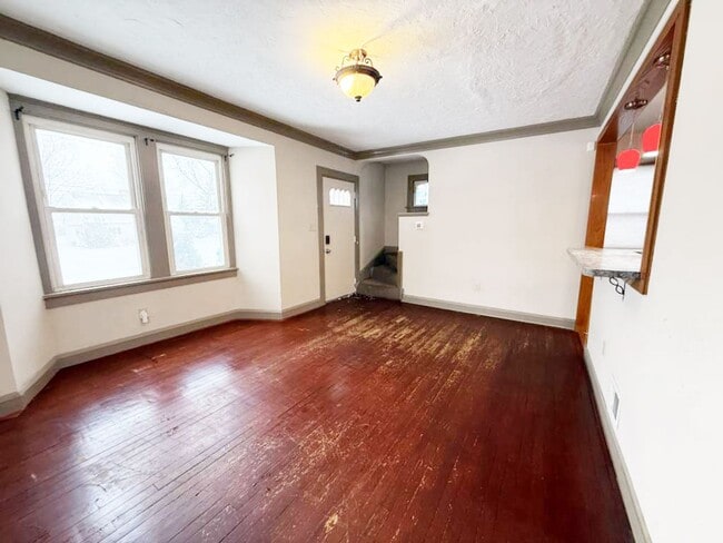 Building Photo - 2 BED, 1 BATH BEAUTIFIL SINGLE-FAMILY HOME IN EUCLID!