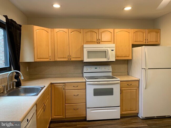 Building Photo - 118 Sycamore Ct